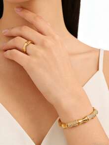 Bộ trang sức vàng 2 món, sang trọng và tinh tế với nhẫn thép không gỉ, hoàn hảo cho những buổi hẹn hò ngọt ngào, các bữa tiệc lễ hội, những chuyến đi lại hàng ngày ở ngoại ô và làm quà tặng đáng yêu. Thiết kế độc đáo với các khớp tre ba chiều, kết hợp cùng vòng tay cũng có các khớp tre đan, bề mặt được xử lý chống thấm nước để chống lại độ ẩm hàng ngày. - Vàng - Xem 4