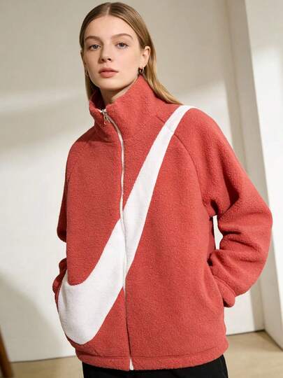  Áo khoác cổ lông cừu hai mặt có logo Nike, dành cho nữ.