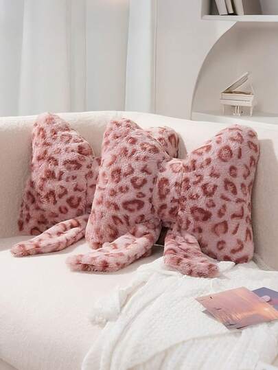 1个蝴蝶结抱枕，蝴蝶造型装饰抱枕，可爱可爱，适用于床、沙发等家居装饰，柔软毛绒靠垫，可作为礼物赠送，适用于沙发、卧室、客厅等家居装饰，也可用于日常聚会、婚礼、情人节、复活节等场合。