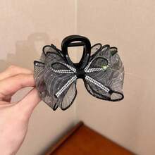 1 chiếc kẹp tóc hoa lưới, đế kẹp màu đen, trang trí bằng nơ lưới, đá pha lê và họa tiết chấm bi, kiểu dáng ngọt ngào và tinh tế, phù hợp với kiểu tóc buộc nửa đầu và búi cao, đa năng cho các dịp hàng ngày, hẹn hò, tiệc tùng. Được làm từ thân kẹp bằng axetat bền chắc và lưới nhẹ thoáng khí, đá pha lê được gắn chắc chắn. Phụ kiện tóc mùa hè, kẹp tóc đi biển. - Nhiều màu - Xem 5