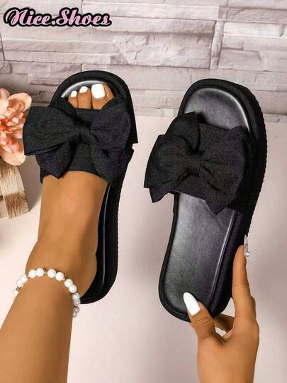 Sandálias femininas de sola grossa com detalhe de laço, estilo casual e delicado, perfeitas para o dia a dia, encontros, compras, férias na praia e passeios com amigos. Disponíveis nas cores branco, rosa, preto, laranja, fúcsia e estampa de leopardo.