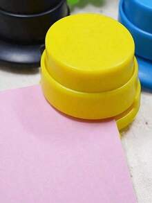 1 pezzo Cucitrice senza punti metallici, Fermaglio di rilegatura manuale, Materiale in plastica di alta qualità, Adatto per uso domestico e ufficio (colore casuale), Stagione di Back to School, Regali per la Festa della Mamma/Accessori per scrivania/Ufficio/Regali per la Festa dell'Insegnante/Forniture scolastiche - A - Visualizzare 6
