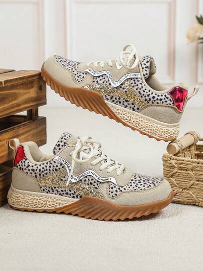 Zapatos deportivos de moda personalizados para hombres, suela de TPR para resistencia al deslizamiento y durabilidad, estilo europeo y americano con estampados de lunares, combinados con lentejuelas doradas, zapatos retro europeos y americanos elegantes y con estilo, zapatos casuales con estilo universitario juvenil