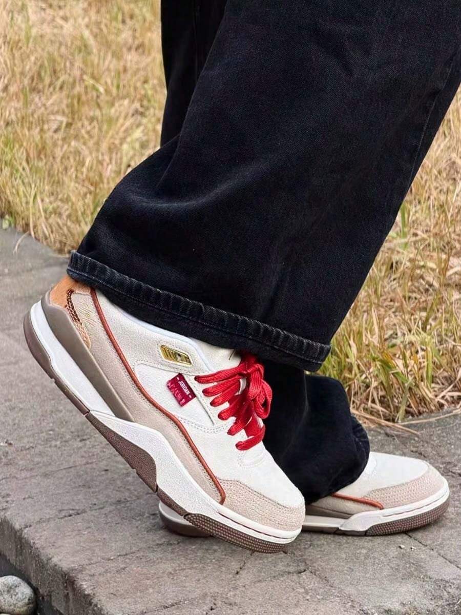 Nike Jordan FLIGHT COURT 女款低筒復古休閒鞋，街頭風百搭舒適貼合支撐鞋款 IQ1107-171 - 米色/紅色 - 查看 1