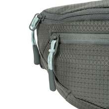 Under Armour 男士女士腰包 Explor Trail Waist Pack 日常戶外出行輕便斜背包背攜舒適腰包容量約3L 6010585-709 - 黏土綠 - 查看 3