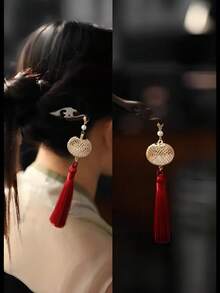 1个优雅红色中国灯笼花形发夹，长16厘米，中国风发饰，适合搭配汉服、旗袍等服饰，长流苏，不褪色材质，易于使用 - 高品质设计，钩扣、胸针、发夹，简约时尚，合金材质，易于使用，不会损伤时尚女性和女孩娇嫩的头皮。 - 彩色 - 查看 8