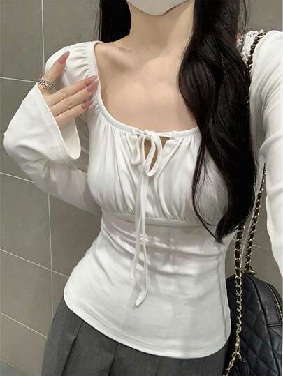 Áo thun nữ màu trơn, kiểu dáng thanh lịch, thắt nơ.