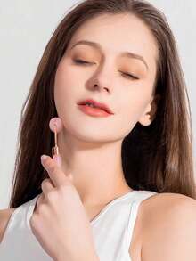 2件套面部按摩刮痧工具：包含1个双头按摩滚轮和1个心形刮痧板。有助于减轻面部浮肿，滋养敏感肌肤，展现自然光泽。 - 查看 3