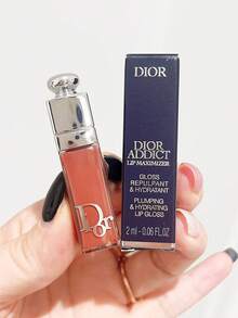 Dior [Mini] Dior Addict Lip Glow #018 Spicy Essence 2ml / Son tint làm đầy môi - Hiệu ứng làm đầy tức thì và lâu trôi - Dưỡng ẩm 24 giờ / Đây là sản phẩm son môi biểu tượng, nuôi dưỡng và chăm sóc môi thực sự, mang lại hiệu quả làm đầy tối đa. Được làm giàu với dầu anh đào và axit hyaluronic, công thức của sản phẩm gồm 90% thành phần tự nhiên. - #018 Hương Gia Vị Mạnh Mẽ 2ml - Xem 3
