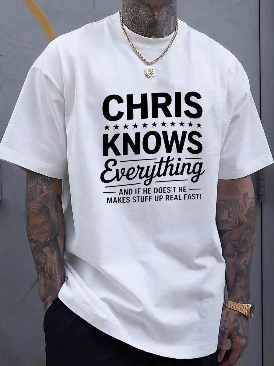 Camiseta Casual con Estampado Gráfico para Hombre de CHRIS KNOWS - Estampado con la Frase "CHRIS KNOWS Everything" y una Cita Humorística, Camiseta Negra de Manga Corta con Cuello Redondo, Corte Regular para Uso Diario en Verano y Salidas Casuales, Ropa de Fin de Semana, Estampado Atrevido, Tela Suave, Camiseta Estampada, para Fanáticos del Streetwear, Camiseta con Estilo, Ajuste Cómodo, Camiseta para Uso Diario, para Jóvenes Adultos. - Negro - Ver 1