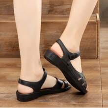 Sandalias con tacón de cuña y suela gruesa para mujer Chanclas planas de suela blanda para uso informal Sandalias antideslizantes para mujeres de mediana edad y mayores - Negro - Ver 3
