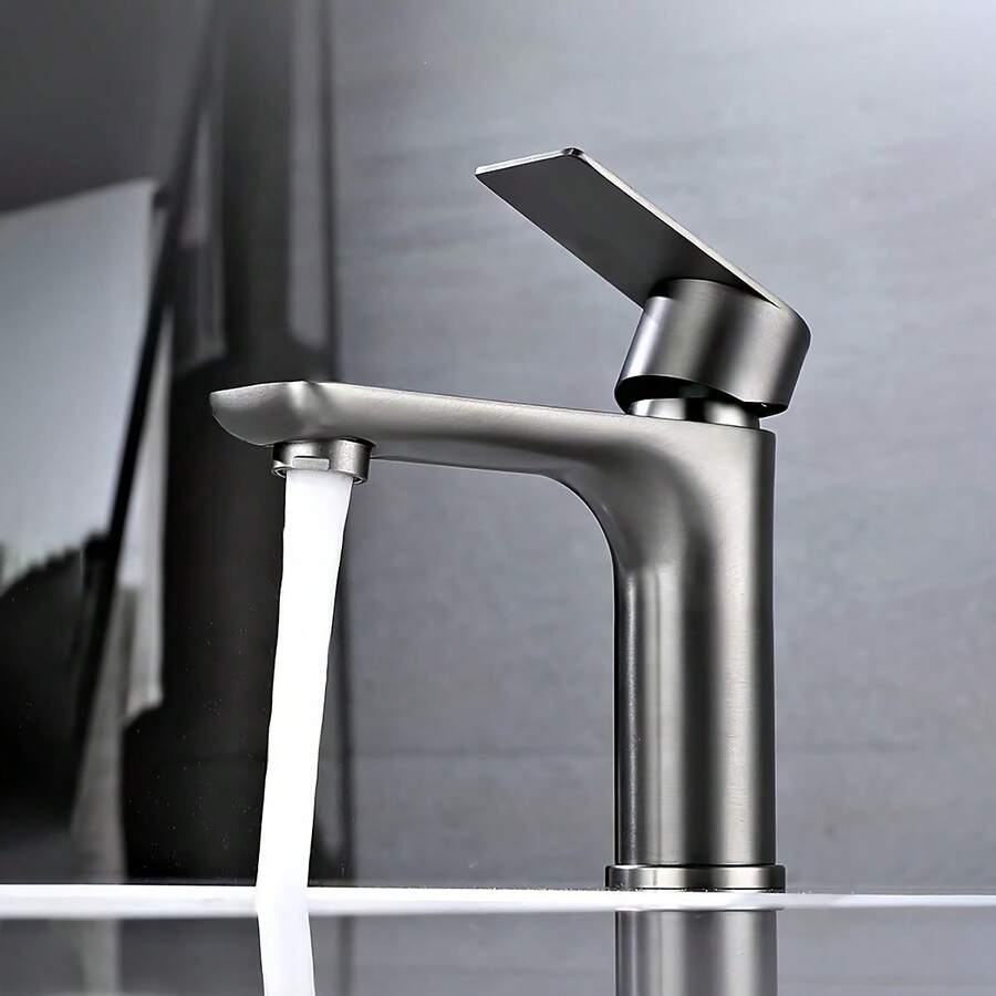 不锈钢单把手浴室洗脸盆龙头，品质优良，设计精美，安装简便，现代风格。