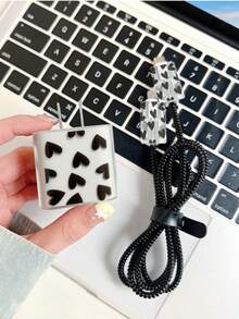 这款极简黑色心形快充充电器保护套装兼容苹果18/20W充电器。它包含一条数据线保护带，防摔、防震、防尘，时尚美观，适合日常使用，也是一份不错的礼物。 - 黑色 - 查看 2