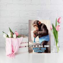 一张趣味十足的“这是个大生日”16岁生日贺卡，附赠红色信封，贺卡上印有黑猩猩马桶搋子图案，是送给青少年和朋友的完美生日贺卡。 - 查看 6