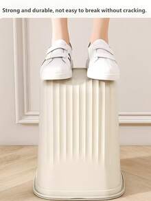 1 large-capacity 30L plastic trash bin with a lid, featuring a flip-top design to prevent odor leakage. It is used for storing desktop garbage such as fruit peels and paper scraps, keeps, places, keeping and keep, keeping, places, keep offices, living rooms, and studies. - 多色(隨機) - 查看 8