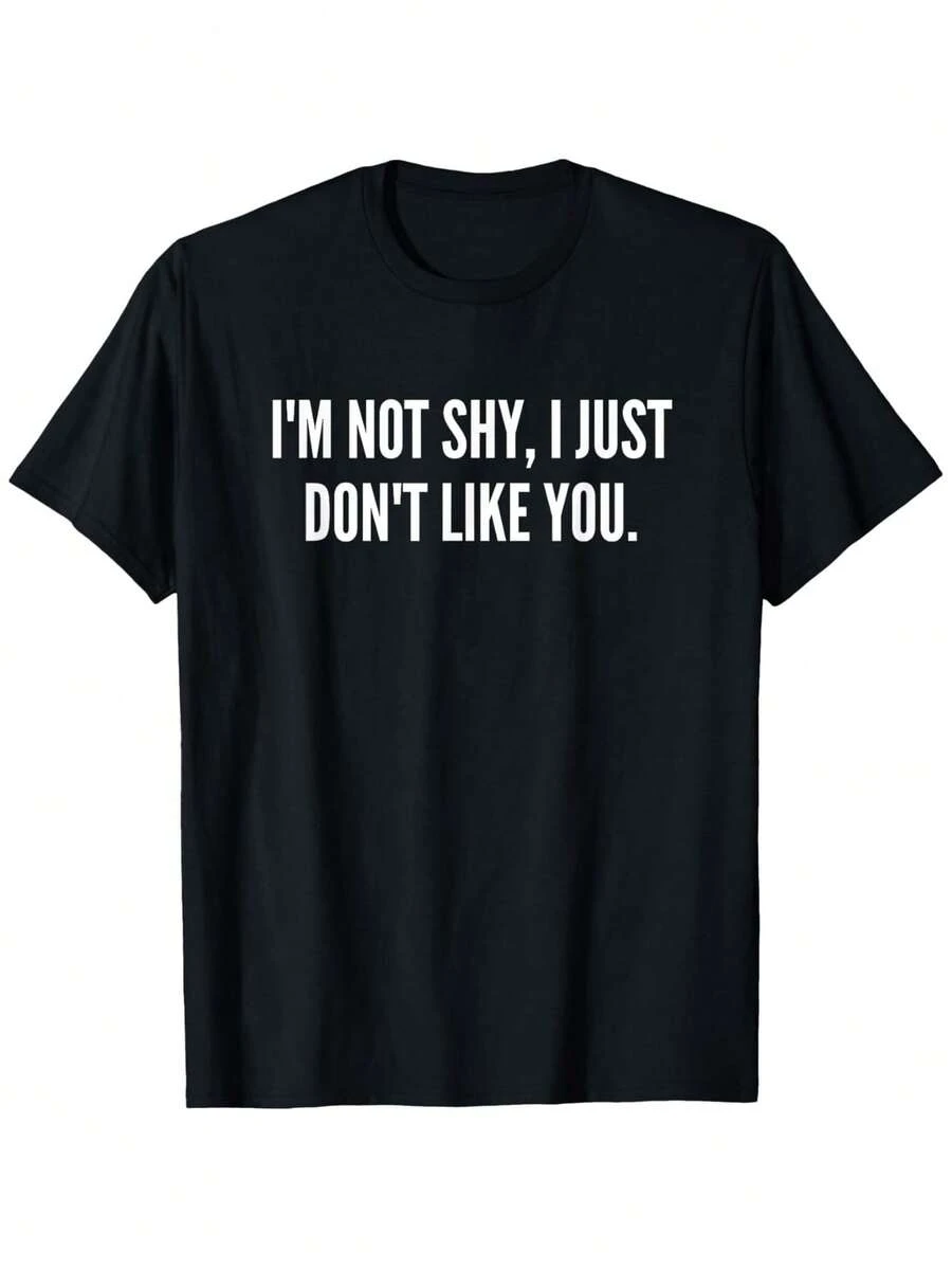 Camiseta con la frase divertida "No soy tímido, simplemente no me gustas" de Tennessee Merchant - Unisex para adultos, negra con texto blanco, ligera, para uso casual y deportivo en todas las estaciones, cuello redondo, manga corta, impresión digital duradera, corte regular para uso diario y deportivo.