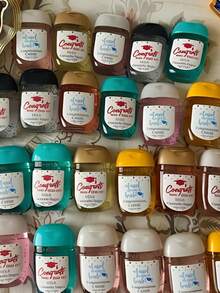 42 Miếng Dán Tốt Nghiệp Cá Nhân Hóa - 3.6*3.26cm. Được thiết kế cho mùa tốt nghiệp, những miếng dán này có thể tùy chỉnh với tên, lớp, năm tốt nghiệp và các họa tiết độc đáo (ví dụ: mũ tốt nghiệp, khẩu hiệu truyền cảm hứng). - Nhiều màu - Xem 4