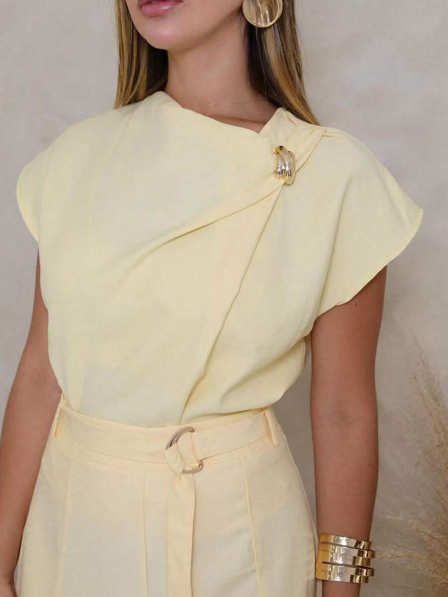 BLUSA FEMININA COM ACESSORIO NO peito atras com botao TECIDO MARRANTE - Amarelo - Visão 1