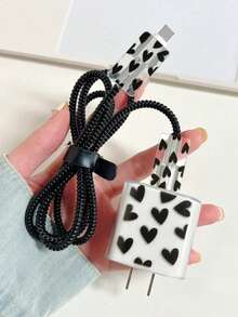 这款极简黑色心形快充充电器保护套装兼容苹果18/20W充电器。它包含一条数据线保护带，防摔、防震、防尘，时尚美观，适合日常使用，也是一份不错的礼物。 - 黑色 - 查看 1