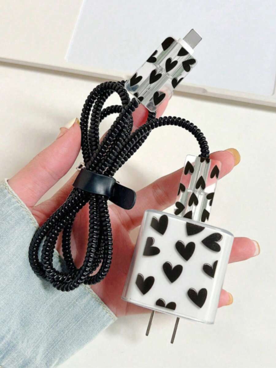 这款极简黑色心形快充充电器保护套装兼容苹果18/20W充电器。它包含一条数据线保护带，防摔、防震、防尘，时尚美观，适合日常使用，也是一份不错的礼物。 - 黑色 - 查看 1