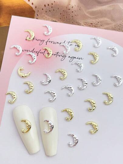 50个美甲饰品，包括太阳、月亮、星星、五角星等图案，金银材质，复古金属质感，闪亮水钻美甲贴片，适用于多种DIY美甲装饰。