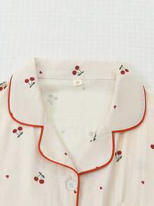 女士两件套睡衣，心形樱桃印花翻领纽扣衬衫和蝴蝶结短裤，家居服和休闲服 - 杏色 - 查看 3