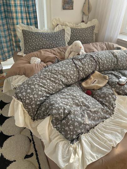 四件套花卉蕾丝床上用品，柔软舒适，透气柔软，四季皆宜。套装包含：1个被套、1个床单、2个枕套（不含填充物），适用于卧室、宿舍、家庭使用，多种尺寸可选。