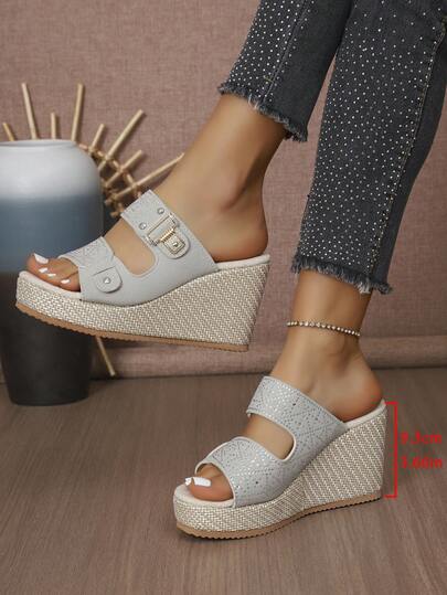 一双优雅纯色时尚搭扣坡跟凉鞋，适合春秋季户外穿着。