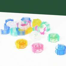 Clips portacarretes de hilo de coser, clips de carretes de hilo de coser de colores, evitan que los extremos del hilo se aflojen, sin hilos sueltos ni extremos de carretes, protector de carretes, se ajusta a todos los tamaños de carretes comunes - La función de bloqueo ayuda a mantener los extremos del hilo ordenados y limpios (color aleatorio) - Multicolor - Ver 4