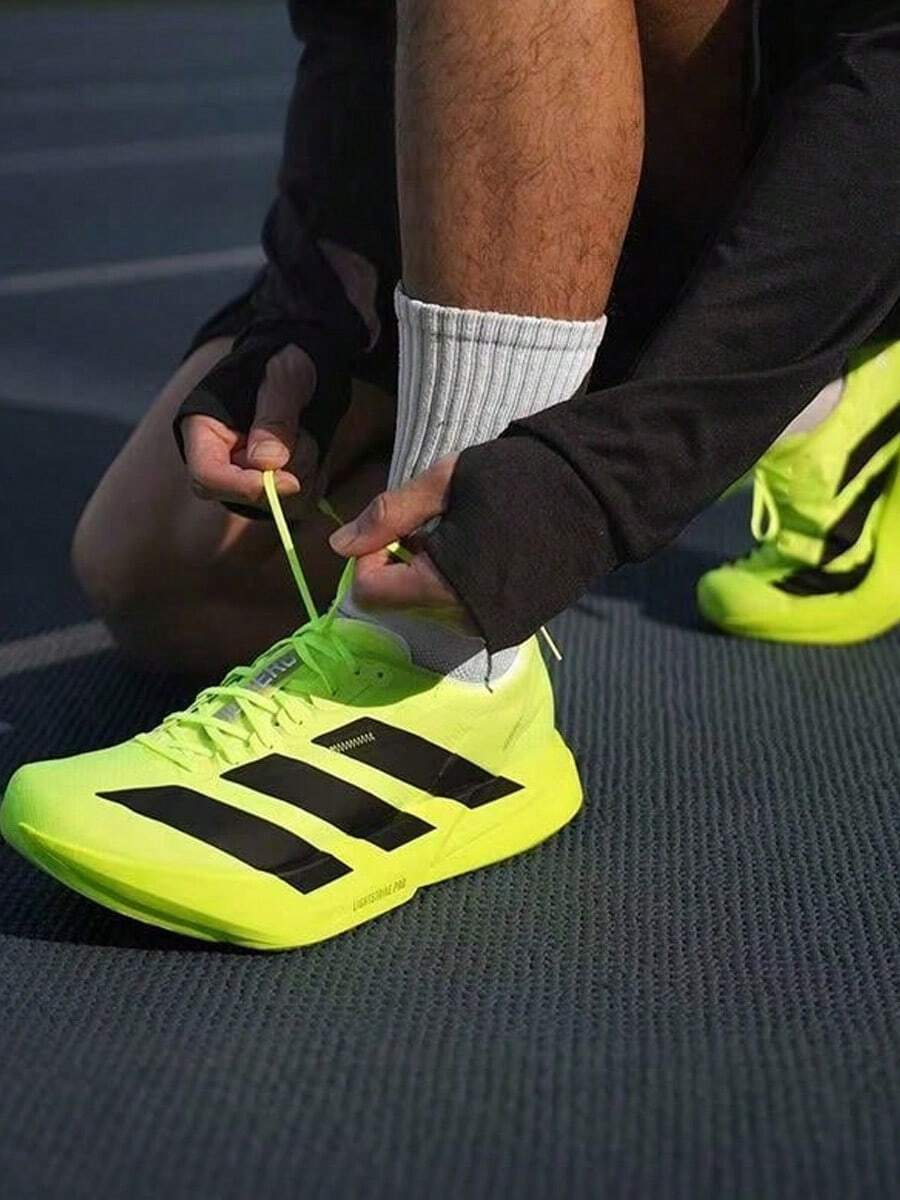 Adidas 阿迪达斯 Adizero Adios Pro 4 舒适低帮马拉松跑鞋，男款 - 綠黑色 - 查看 1