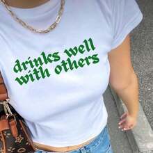 2026 New Arrival St. Patrick's Day Women's "Drinks Well With Others" Crop Top, White Crew Neck Short Sleeve Cropped T-Shirt, Green Text Print Slim Fit - 白色 - 查看 4