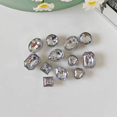 12 pièces Décorations de chaussures DIY, Décorations géométriques en strass argenté brillant, Matériau léger sans métal, Mode Y2K polyvalente et mignonne, unisexe, convient pour les sandales EVA, les pantoufles, les dessus de chaussures amovibles, cadeau de vacances