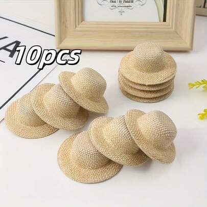 Bộ 10 chiếc mũ rơm mini trang trí, kết hợp thiết kế mộc mạc, chất liệu tự nhiên và chức năng đa dạng, là vật dụng trang trí chất lượng cao được chế tác đặc biệt dành cho những người đam mê thủ công mỹ nghệ, người làm búp bê và các doanh nghiệp nhỏ. Với hình dáng mũ rơm đan cổ điển và màu be tự nhiên, nó tái hiện bầu không khí ấm áp của bãi biển mùa hè hoặc buổi dã ngoại công viên, mang đến hiệu ứng thị giác vừa phóng khoáng vừa đậm chất mùa hè, đồng thời có đặc tính chất liệu bền chắc, là vật dụng thiết yếu cho việc tạo ra các mô hình thu nhỏ và đồ thủ công.