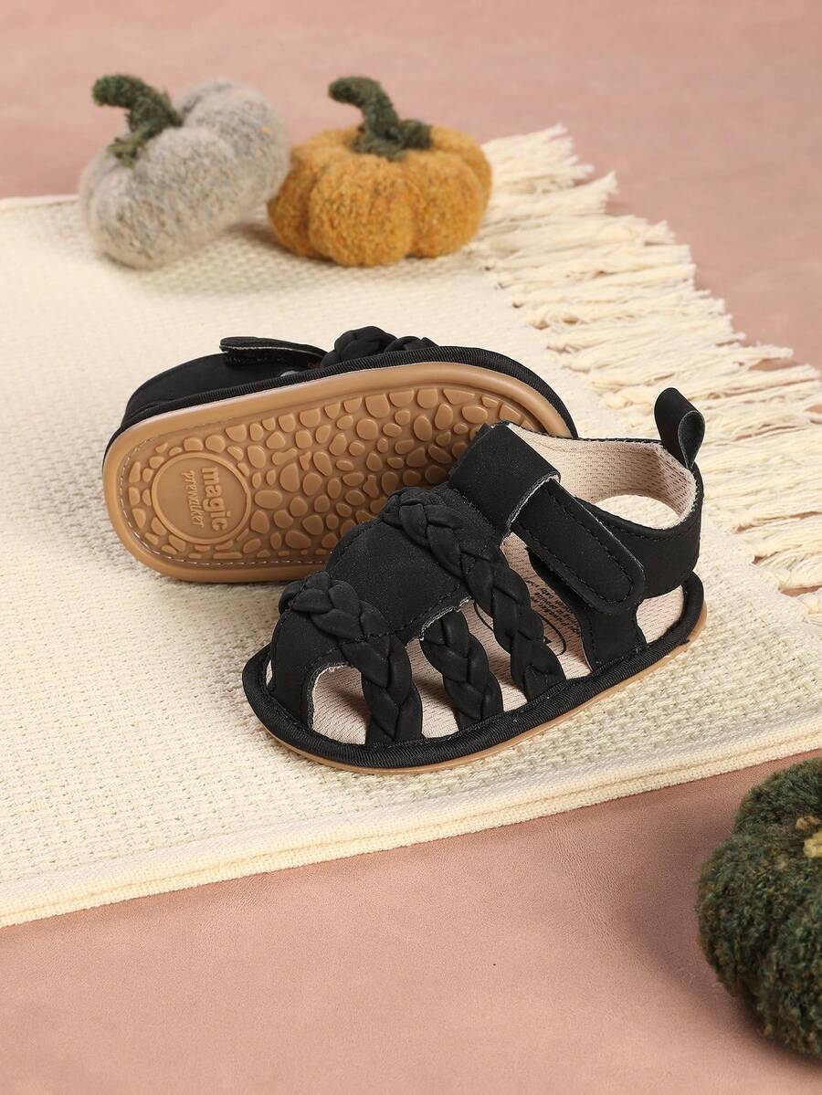 一双婴儿鞋，编织条纹设计，平底简约百搭凉鞋，适合夏季穿着