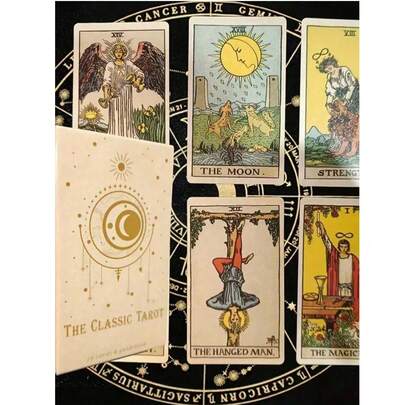 Bộ bài Tarot cổ điển 78 lá kèm sách hướng dẫn, phù hợp cho người mới bắt đầu và dễ học. Thiết kế nhỏ gọn, tiện lợi cho các buổi giải trí nhóm, thực hành bói toán và các trò chơi thư giãn. Đặc điểm nổi bật là hình ảnh lá bài trang nhã, in ấn rõ nét, giấy bền chắc cho trải nghiệm sử dụng mượt mà và lâu dài. Lý tưởng cho người mới bắt đầu học Tarot, người đam mê trò chơi bài và các nhà sưu tập. Phù hợp cho các bữa tiệc, bói toán hàng ngày, trò chơi trên bàn và khám phá cá nhân.
