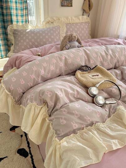 四件套蕾丝床上用品，柔软舒适，蕾丝设计，可爱兔子图案，透气柔软，四季皆宜。套装包含：1个被套、1个床单、2个枕套（不含填充物），适用于卧室、宿舍、家庭使用，多种尺寸可选。