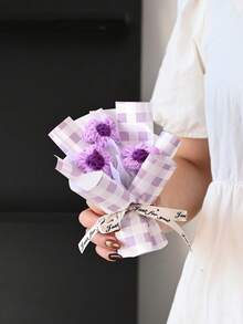 1束创意人造花束，附赠礼品袋，尺寸14厘米 x 11厘米，适合母亲节、情人节、日常场合，可作为礼品赠送。 - 彩色 - 查看 9