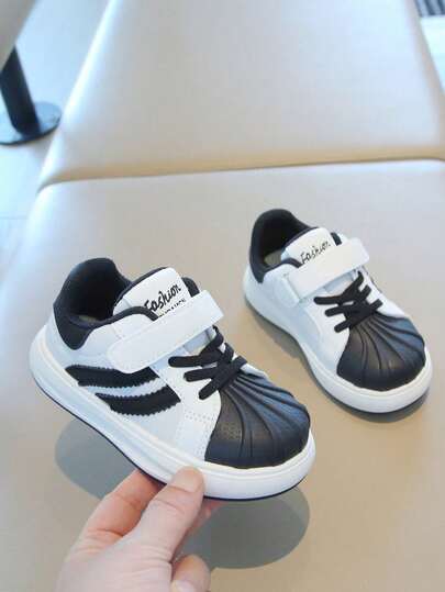 1双儿童平底休闲鞋，时尚新颖，适合日常穿着、户外活动、训练、上学等场合，儿童鞋履