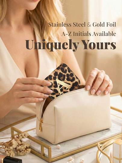 这款不锈钢折叠化妆镜采用个性化烫金字母设计，并以时尚的豹纹皮革包裹。它是送给亲爱的妈妈、阿姨、奶奶、女儿、侄女、姐妹、新娘、伴娘以及你心爱的女友的完美礼物！无论是节日、生日、婚礼、母亲节还是情人节，这款贴心精致的礼物都能为她们的特殊时刻增添一抹魅力。