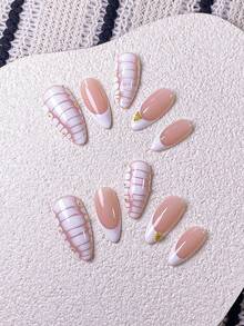 10片手工杏仁形白色法式美甲贴纸，鳄鱼纹底，金属珠点缀。这款美甲贴纸采用手工绘制的白色法式美甲尖角和白色鳄鱼纹底，并饰以金属珠。优雅浪漫的简约设计，散发着精致、性感和奢华的气息。适合日常佩戴、约会、音乐会和商务场合，是送给女士和女孩的完美礼物。 - 彩色 - 查看 5