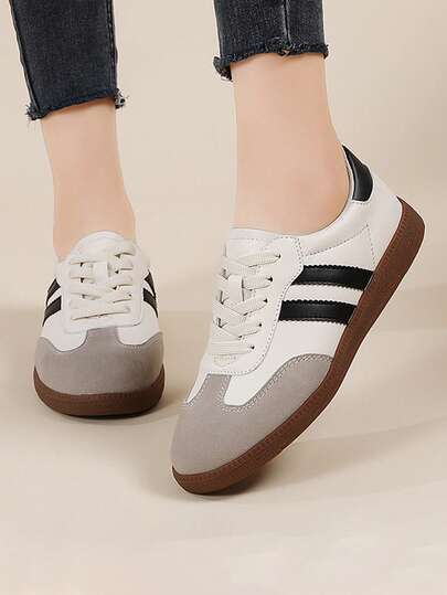 男女通用复古德式运动鞋 | 白色软底休闲鞋，适合搭配长袍 | 透气舒适步行鞋 | 经典复古设计，适合日常穿着