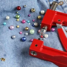KLONKEE 1.248 peças Kit de Ferramentas de Decoração de Pérolas Feitas à Mão - 5 Opções de Cores (Branco, Vermelho, Rosa, Azul, Dourado), Inclui Pérolas Sem Furos, Máquina de Fixação de Rebite de Pérola, Máquina de Incrustação de Pérola DIY, Pérolas, Rebites, Parafusos, Pinças, Chave Sextavada em L, Adequado para Acessórios de Artesanato DIY, Decoração de Roupas, Chapéus, Calças, Vestidos, Bolsas, Faixas de Cabeça, Etc. - Multicolorido - Visão 6