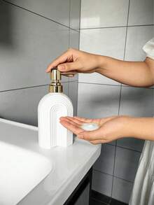 1 bình đựng xà phòng rửa tay cao cấp phong cách Bắc Âu - Một bình đựng sữa rửa tay được thiết kế sáng tạo, chế tác từ thủy tinh cao cấp. Bình đựng có thể tái sử dụng này có các đường cong trang nhã, vừa là bình đựng xà phòng tiện dụng cho phòng tắm, vừa là vật trang trí đầy phong cách cho nội thất nhà bạn. - Nhiều màu - Xem 2