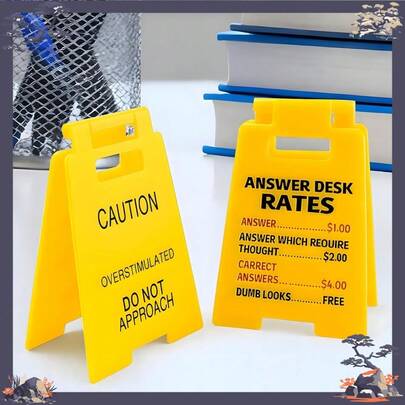 2 piezas Señales de escritorio divertidas, Señal de escritorio "Precaución, sobrestimulado" y Señal de "Tarifas de escritorio", Señales de oficina en miniatura de plástico para decoración de mesa, accesorios de oficina para alivio del estrés, regalo humorístico para compañeros de trabajo y jefe (Amarillo)