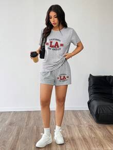 Set de 2 piezas con parte superior de manga corta y pantalones cortos con estampado retro de Los Ángeles, Estados Unidos, de corte holgado. Conjunto deportivo casual y elegante para el gimnasio y actividades al aire libre - Gris Claro - Ver 5
