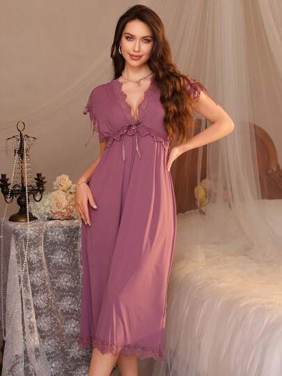 一件柔软纯色V领长款睡裙，饰有蕾丝拼接，适合居家休闲穿着，优雅冰丝面料，舒适透气，女士必备。