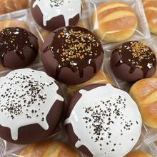 逼真PU巧克力奶油麻糬，圆形面包慢回弹减压挤压玩具，散发高级糕点香味，质地柔软，非常有趣 - 彩色 - 查看 8