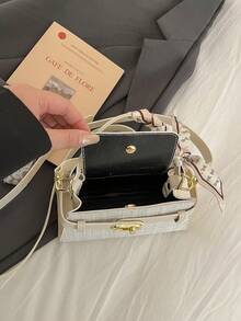 女士方形手提包，时尚优雅小巧，配有同色系围巾搭扣，白色，适合斜挎、通勤，可装手机、口红等物品 - 白色 - 查看 9