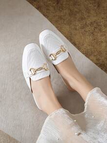 Mengshangli Zapatos planos de punta cuadrada para mujer, mulas elegantes y graciosas de unicolor a cuadros con detalles metálicos, calzado de oficina, fiesta, vacaciones, primavera y verano - Blanco - Ver 5