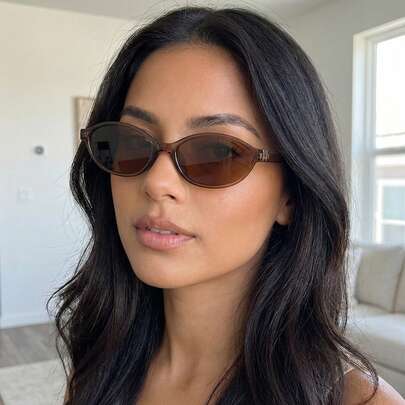 一副经典复古坏女孩风格优雅椭圆形塑料小框时尚眼镜，女士款，适合热带海滩度假、街头摄影、音乐节等场合，适合所有脸型，夏季返校季学院风配饰